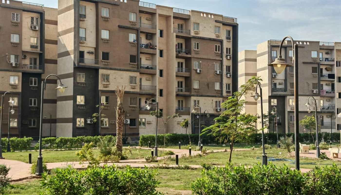 صورة توضح مشهد عام لمدينة الشروق مع فلل سكنية فاخرة وحدائق ومرافق حضرية حديثة